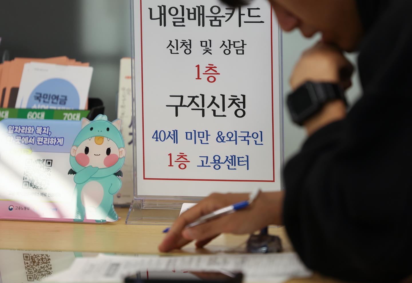 AI 대신, 사람을 더 뽑기로 한 AI 기업 [최연진의 IT 프리즘] - 뉴스 썸네일 이미지