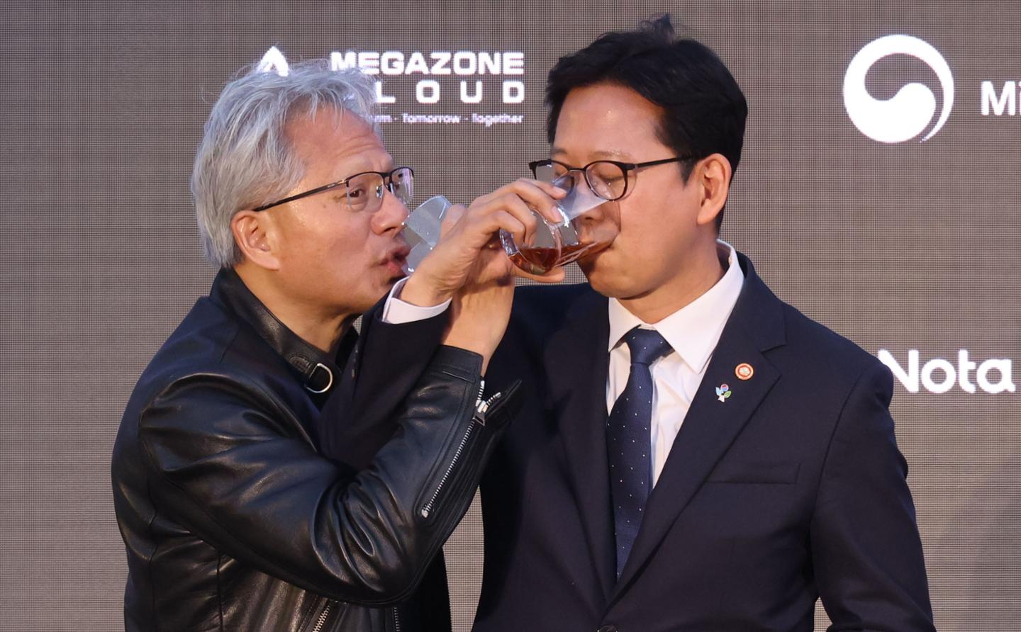 방한 피날레 연 젠슨 황 "대기업-스타트업 연결 AI 생태계, 엔비디아가... - 뉴스 썸네일 이미지