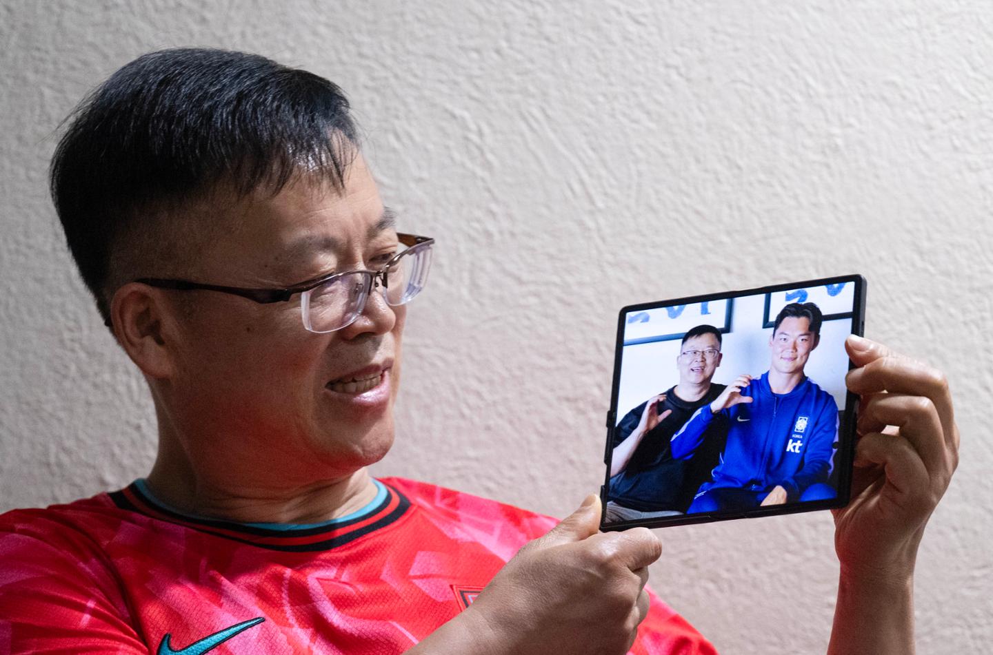 오현규의 아버지 오해선 씨가 아들과 함께 찍은 사진을 보여주는 모습