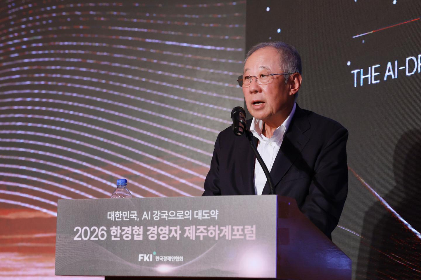류진 한경협 회장 "AI는 단순한 도구 아닌 인류가 적응해야 할 환경" - 뉴스 썸네일 이미지