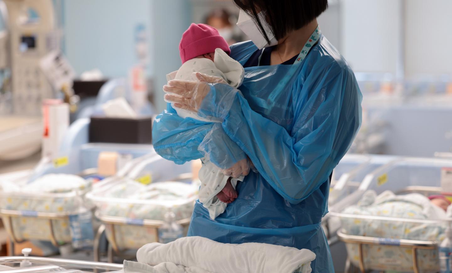 주인 없는 저출생 예산 88조 원... 24개 부처에 쪼개져 있었다 - 뉴스 썸네일 이미지