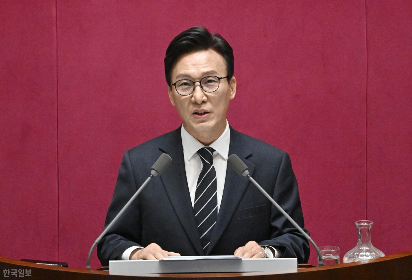 김민석 "현실 가능한 개헌 추진"… 野 개헌파 "뜬금없는 얘기, 의도 불순"-정치ㅣ한국일보
