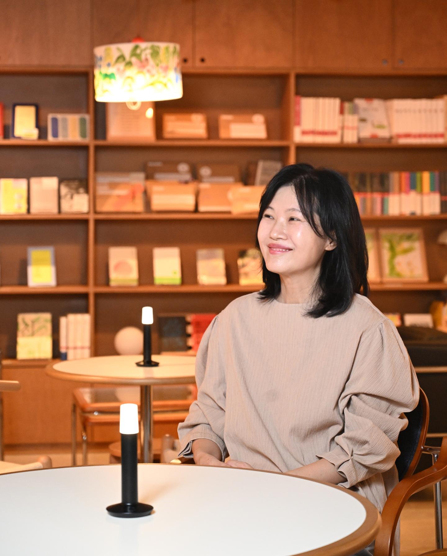 목소리 다정하던 그 시인, 무서워졌다… 또는 무서워하고 있다-문화ㅣ한국일보