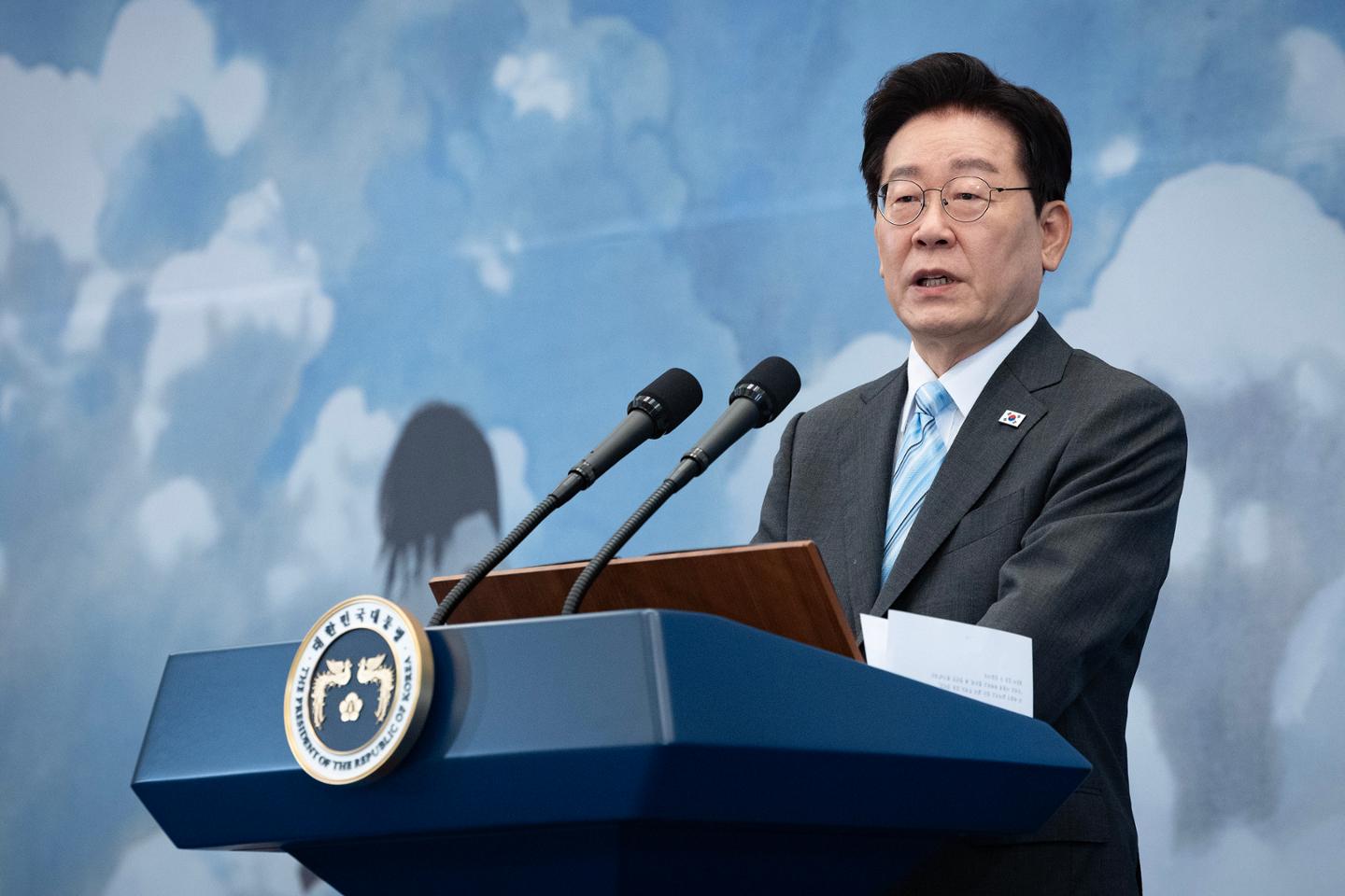 Presidential office personnel line under pressure after two minister nominees withdraw