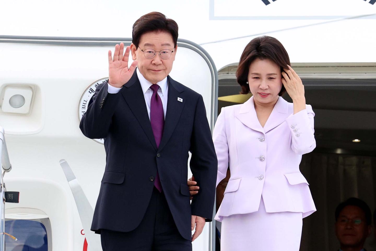 이 대통령, 민주당 의원들에게 ‘노무현 평전’ 선물