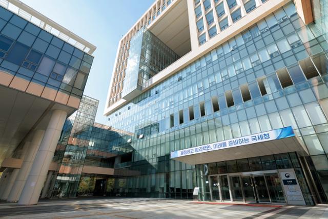 퇴직 후 연봉 18억 껑충, 대형 로펌으로 간 국세청 전관들의 '비밀'