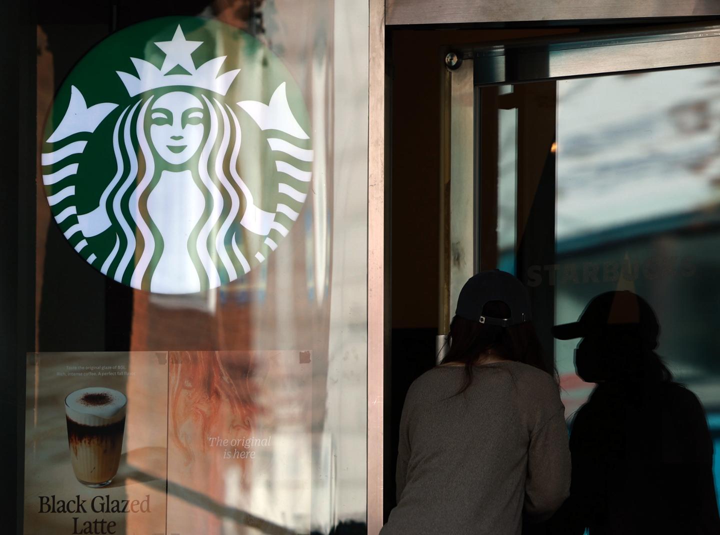 Starbucks regains top spot in Korea with 121.08 billion won, IGAWorks says