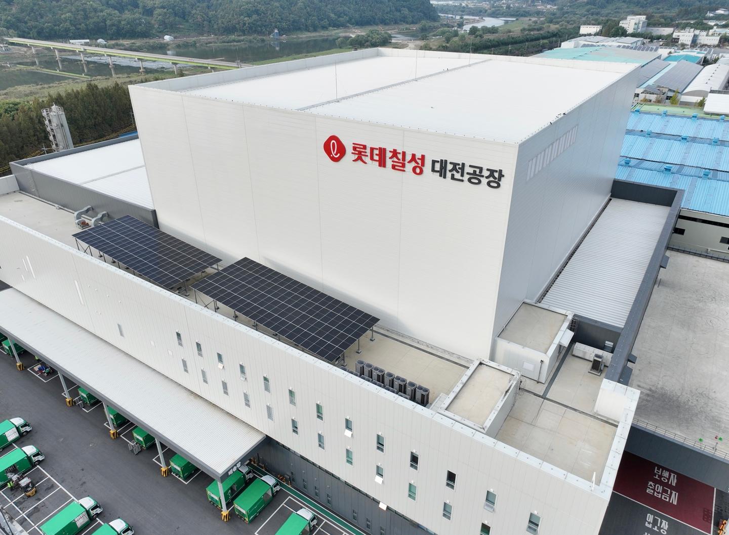 롯데칠성, 무인로봇 오가는 '대전 자동화 물류센터' 오픈 - 뉴스 썸네일 이미지