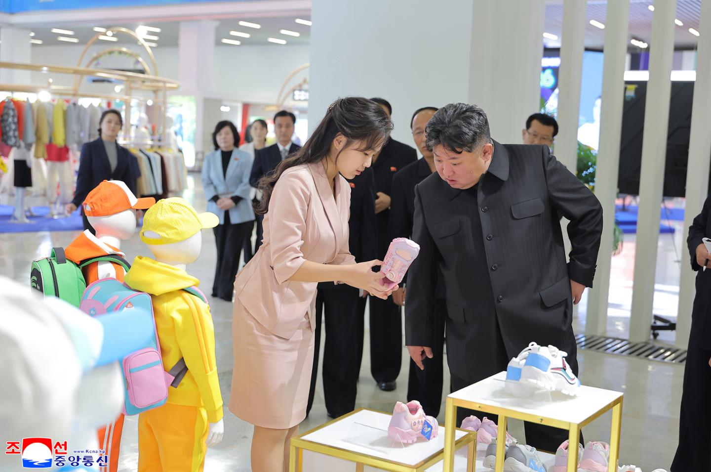 ‘김정은 뇌출혈 사망설’ 일축? 北, 가족 동반 공개 행보로 진화