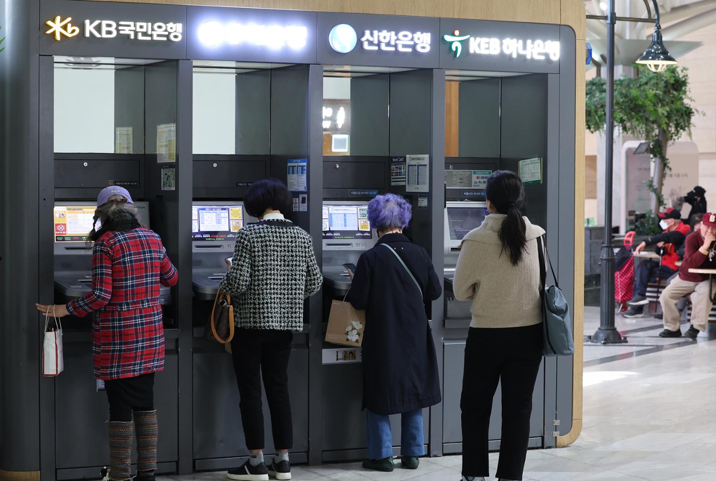 금융지주사, 24조 역대 최대 실적…'고수익'에 정부 압박 심화 전망