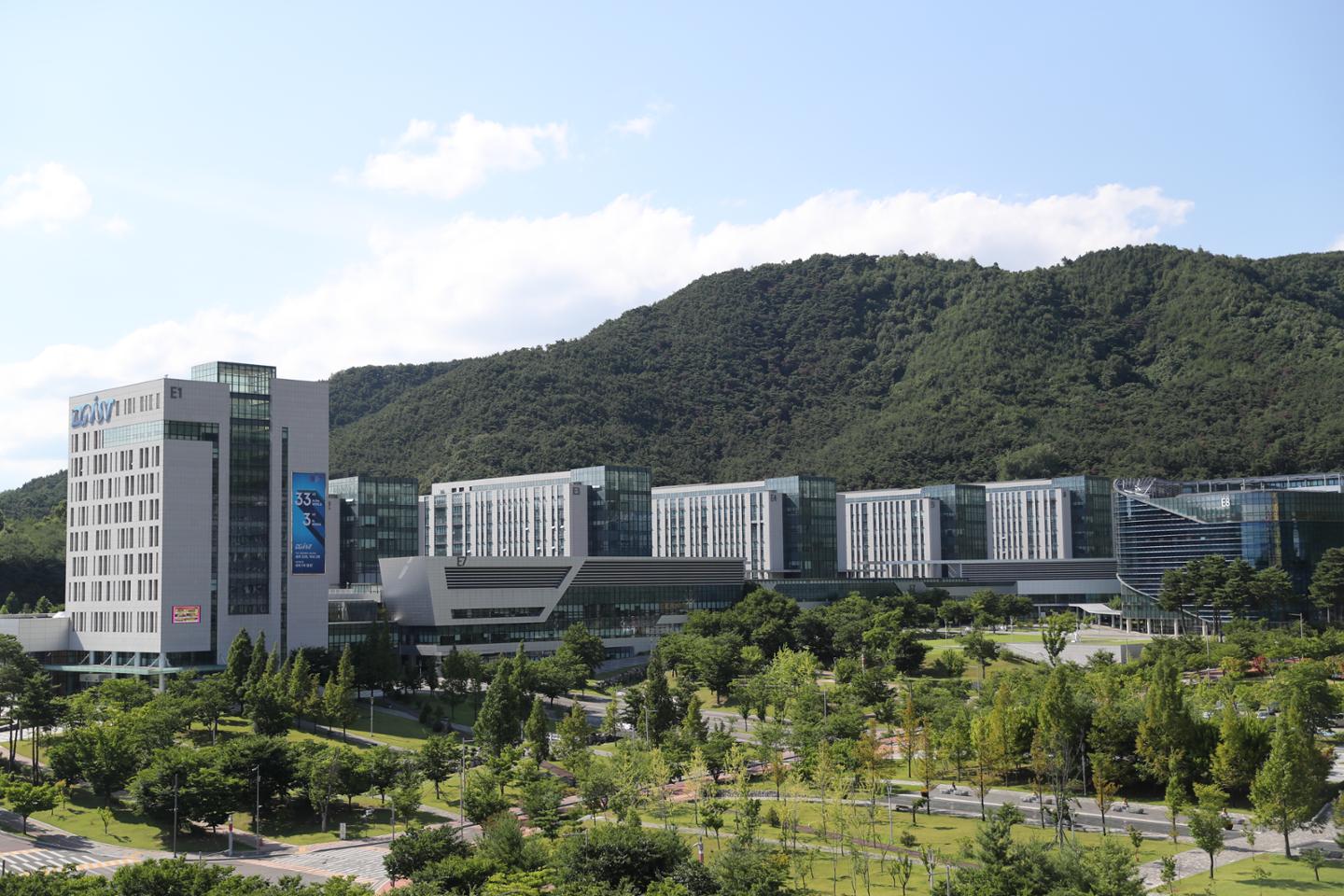 디지스트, 미래 기술 선점! 자율주행 로봇부터 치매 진단 바이오마커까지... 민간 이전 기술 세일즈 성황 예고
