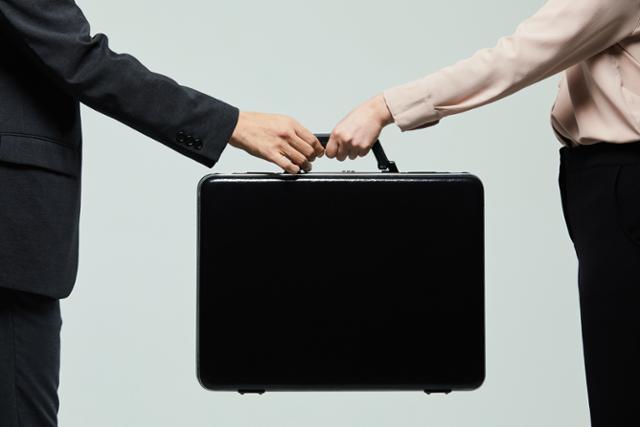 반도체 기술 유출 충격! SK하이닉스 직원, 중국 업체 이직 위해 핵심 기술 빼돌려 구속 기소