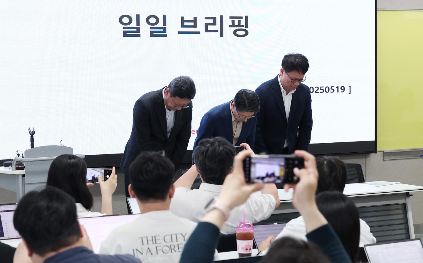그래서, 내 폰 안전한가?...SKT 해킹 2차 발표에 더 커지는 의문 | 한국일보