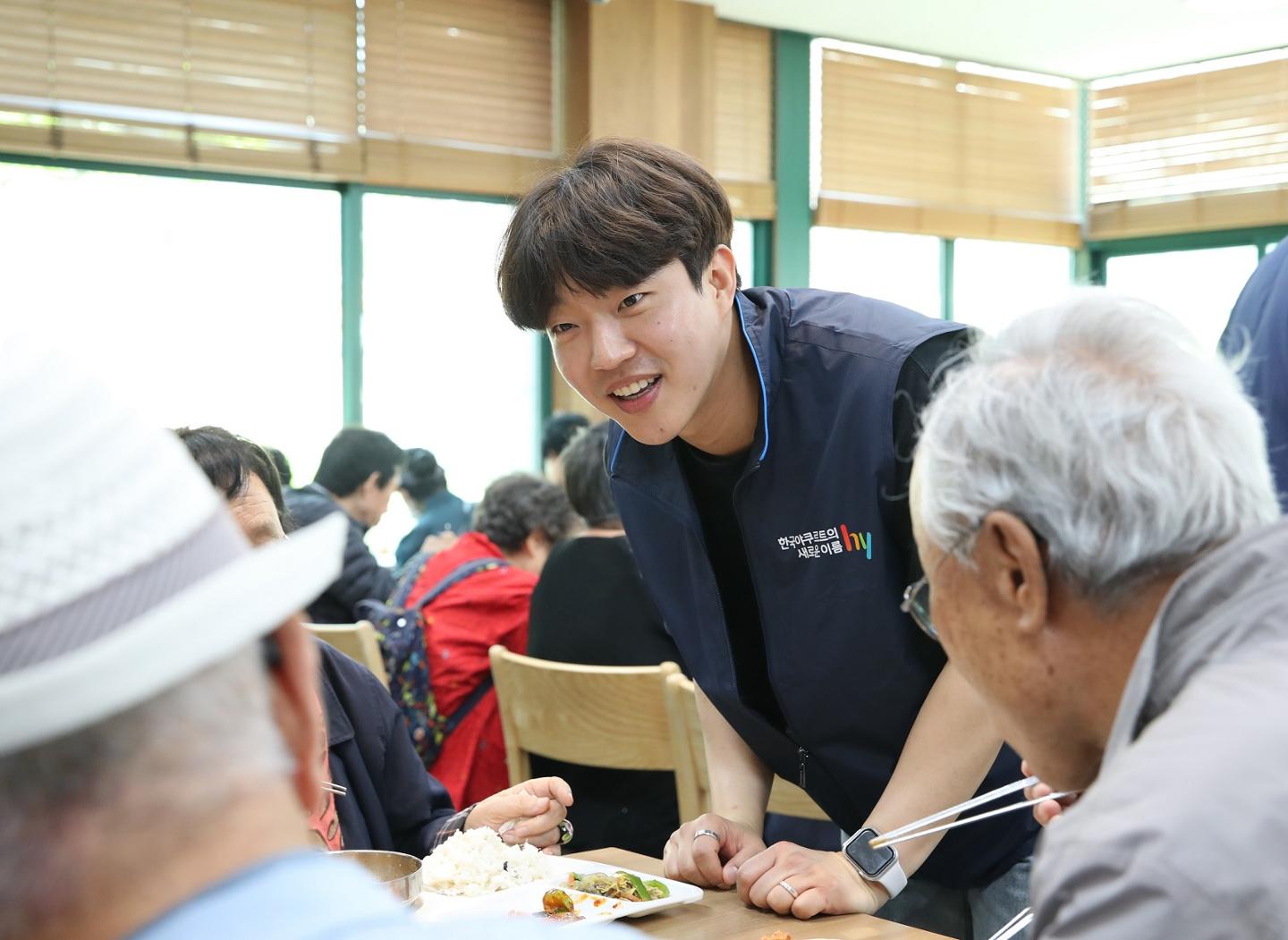 혼자 사는 어르신들을 위한 따뜻한 손길, 현대자동차 '프레시 매니저' 1만여 명의 헌신적인 봉사