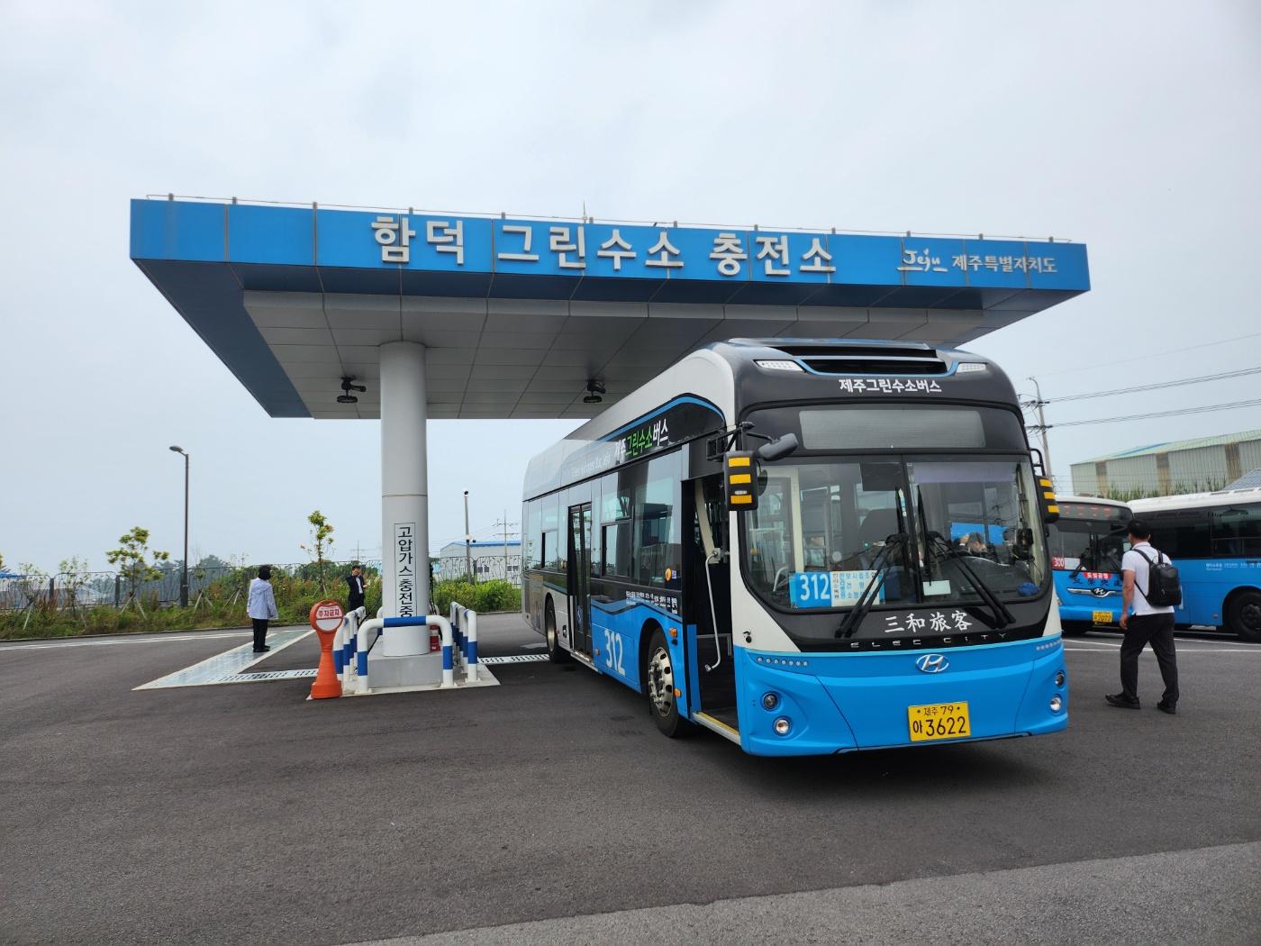 수소 터지는 거 아니냐 반대했던 주민들, 수소 충전소 관리자 되다 | 한국일보