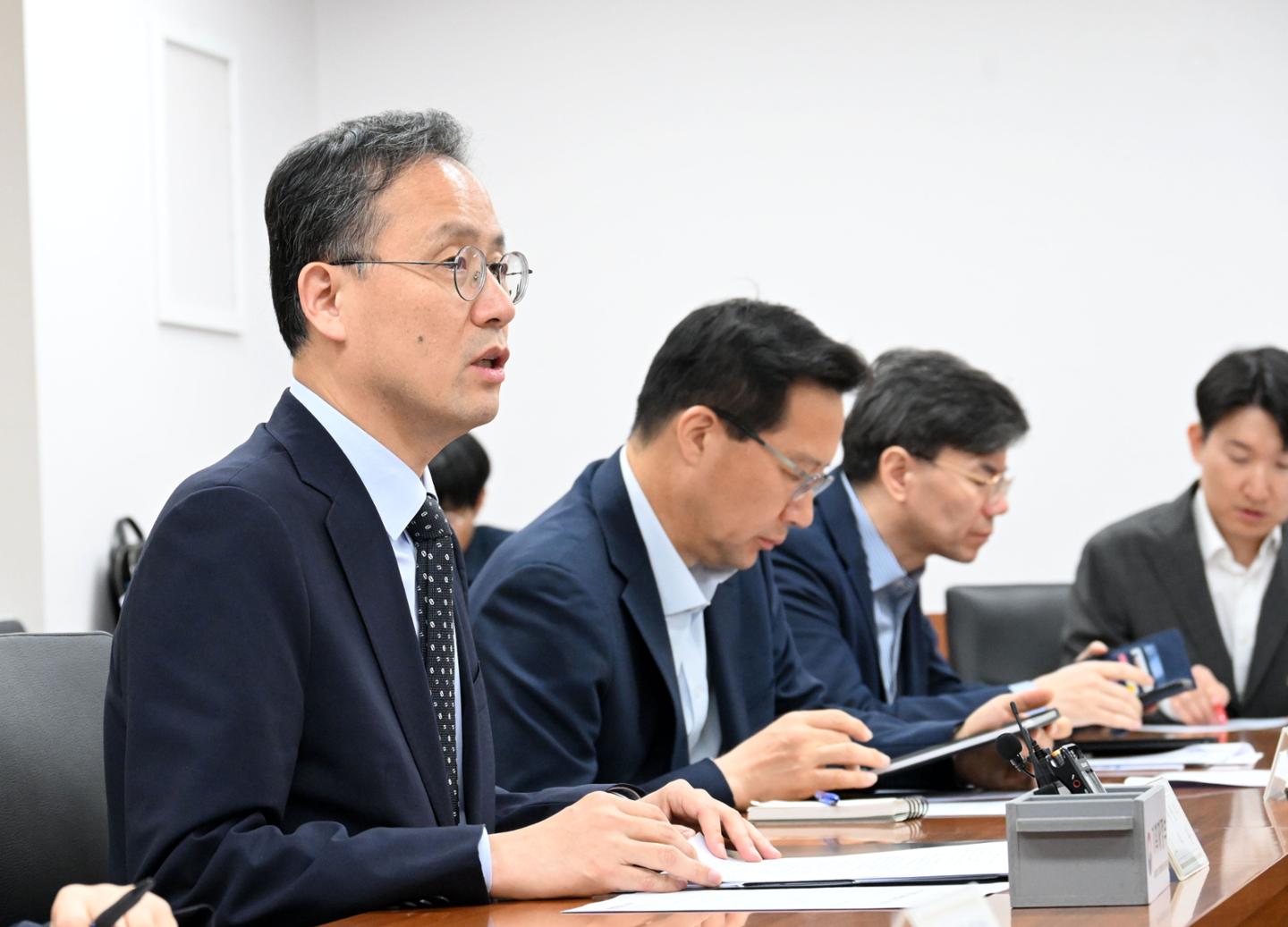 대한민국, 국가경쟁력 7계단 급락! AI, 관광, 과학기술 혁신으로 반등 가능할까?