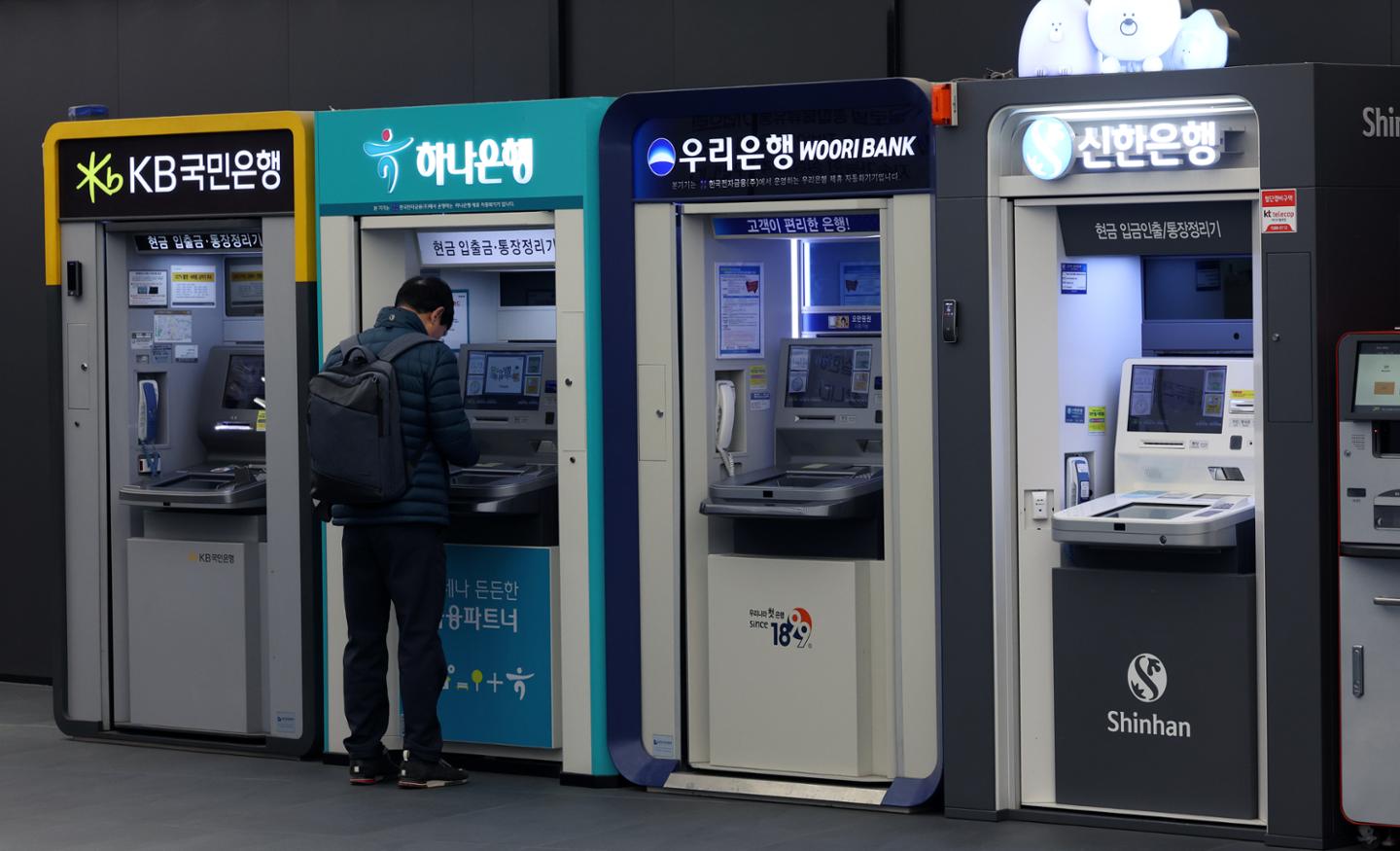 금융권 '침묵'…10조 역대급 실적에도 웃지 못하는 이유