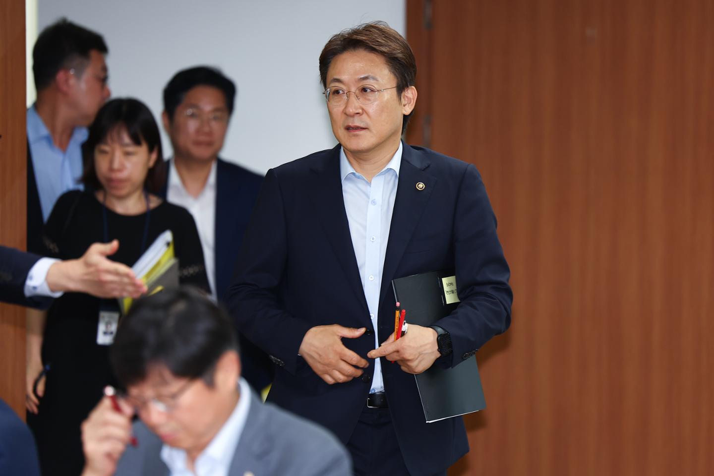 李 대통령 '이자 놀이' 논란 속 금융협회장들, 100조 펀드 협력 및 민생경제 지원 약속