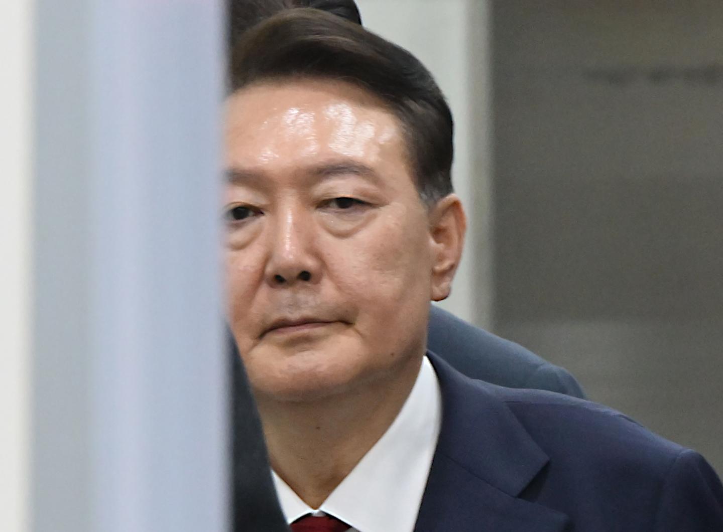 충격! 윤석열 전 대통령, 법원 구속 영장 발부… 구치소 측은 건강 이상 無