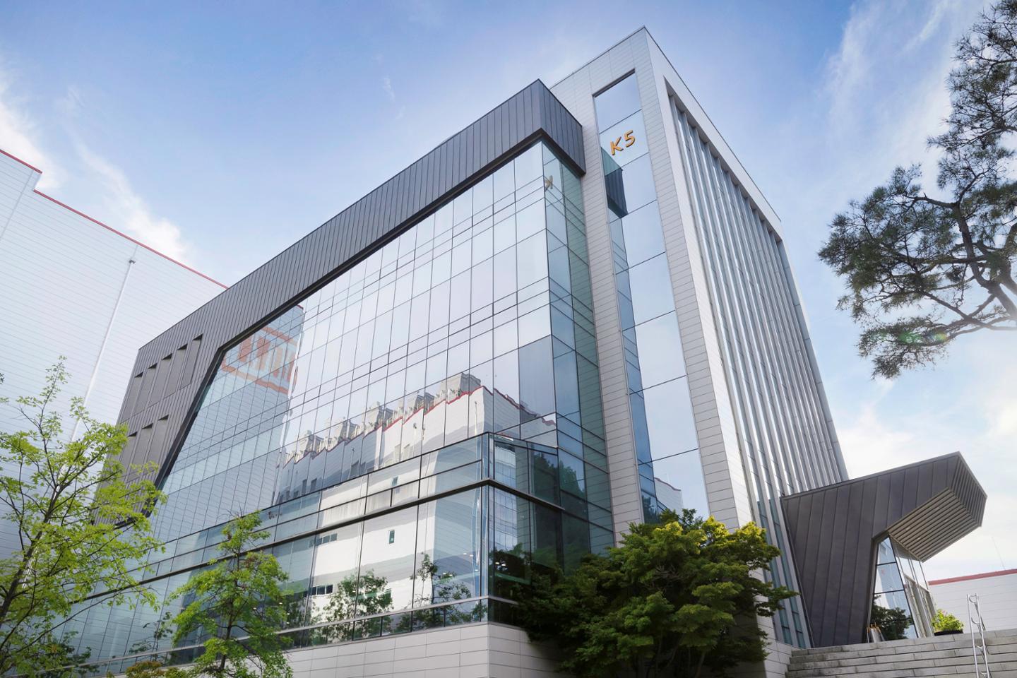 SK온, '미래기술원' 출범! 차세대 배터리 기술 선점 위한 대규모 투자 및 연구 박차 가하다