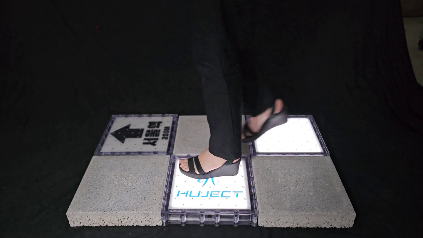 밟으면 전기생산 '자가발전 보도블록' 상용화 - 뉴스 썸네일 이미지