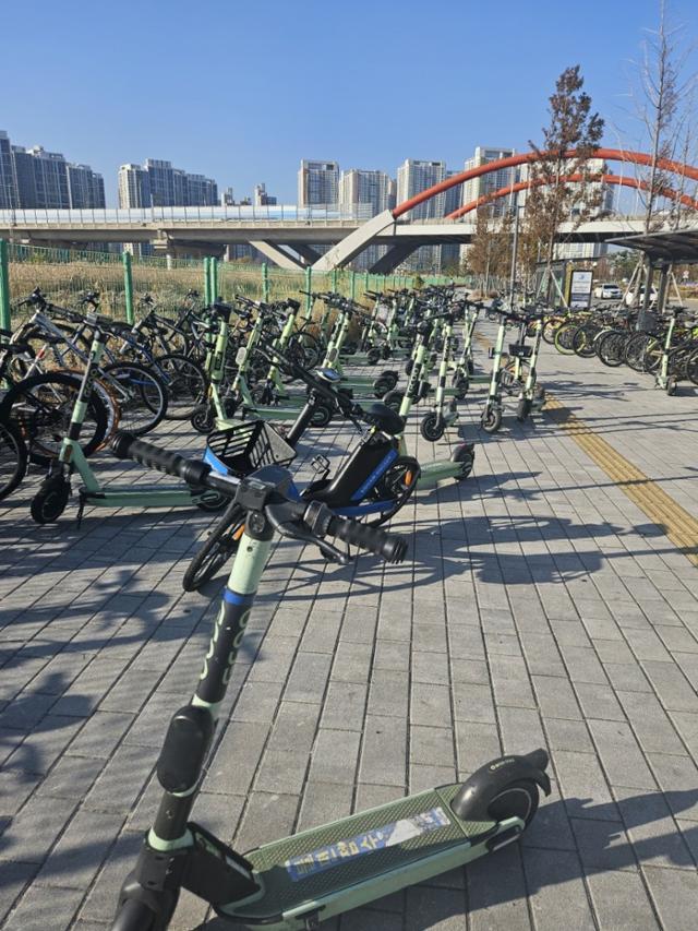 '전동 킥보드'가 불안한 시대 [삶과 문화] - 뉴스 썸네일 이미지