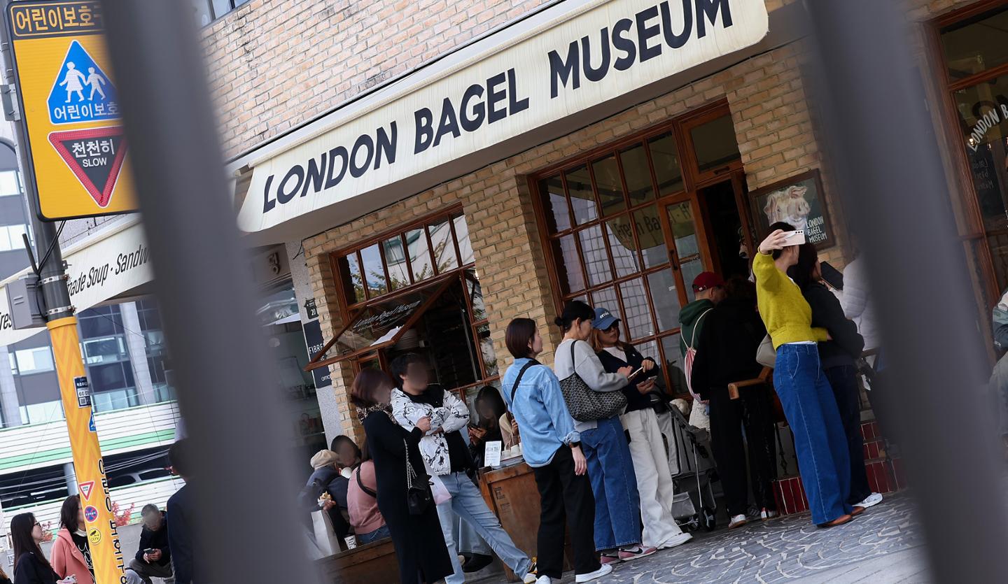 과로사 의혹 '런베뮤' 직원 97% 비정규직...'쪼개기 계약' 비판도 - 뉴스 썸네일 이미지