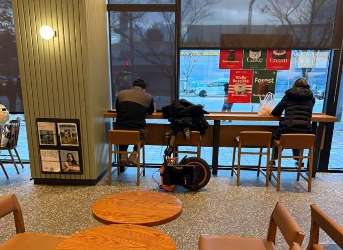 "카페가 무료 충전소냐"...스타벅스에서 전동휠 충전한 손님 - 뉴스 썸네일 이미지