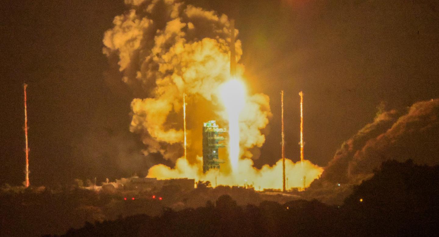 누리호에 실렸던 소형 위성 12기 중 9기 교신 성공... 3기는 시도 중 - 뉴스 썸네일 이미지