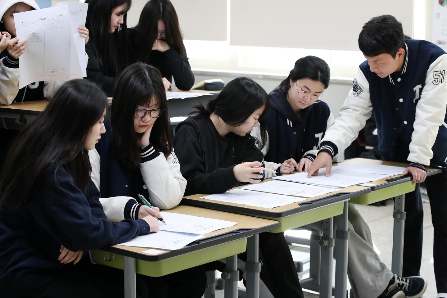 수능 역대급 '불'영어 논란에 '절대평가 폐지' 주장까지...교육부 "조사... - 뉴스 썸네일 이미지