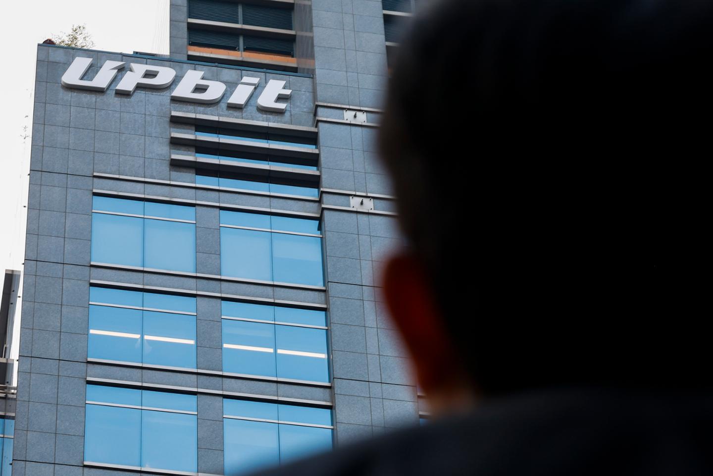 54분 만에 코인 1000억 개 털린 업비트... 신고는 합병 발표 이후에 - 뉴스 썸네일 이미지