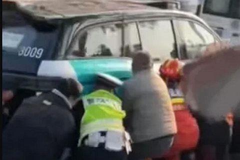 중국 무인택시 첫 대형 사고... 차량 밑에 깔려 2명 중상 - 뉴스 썸네일 이미지