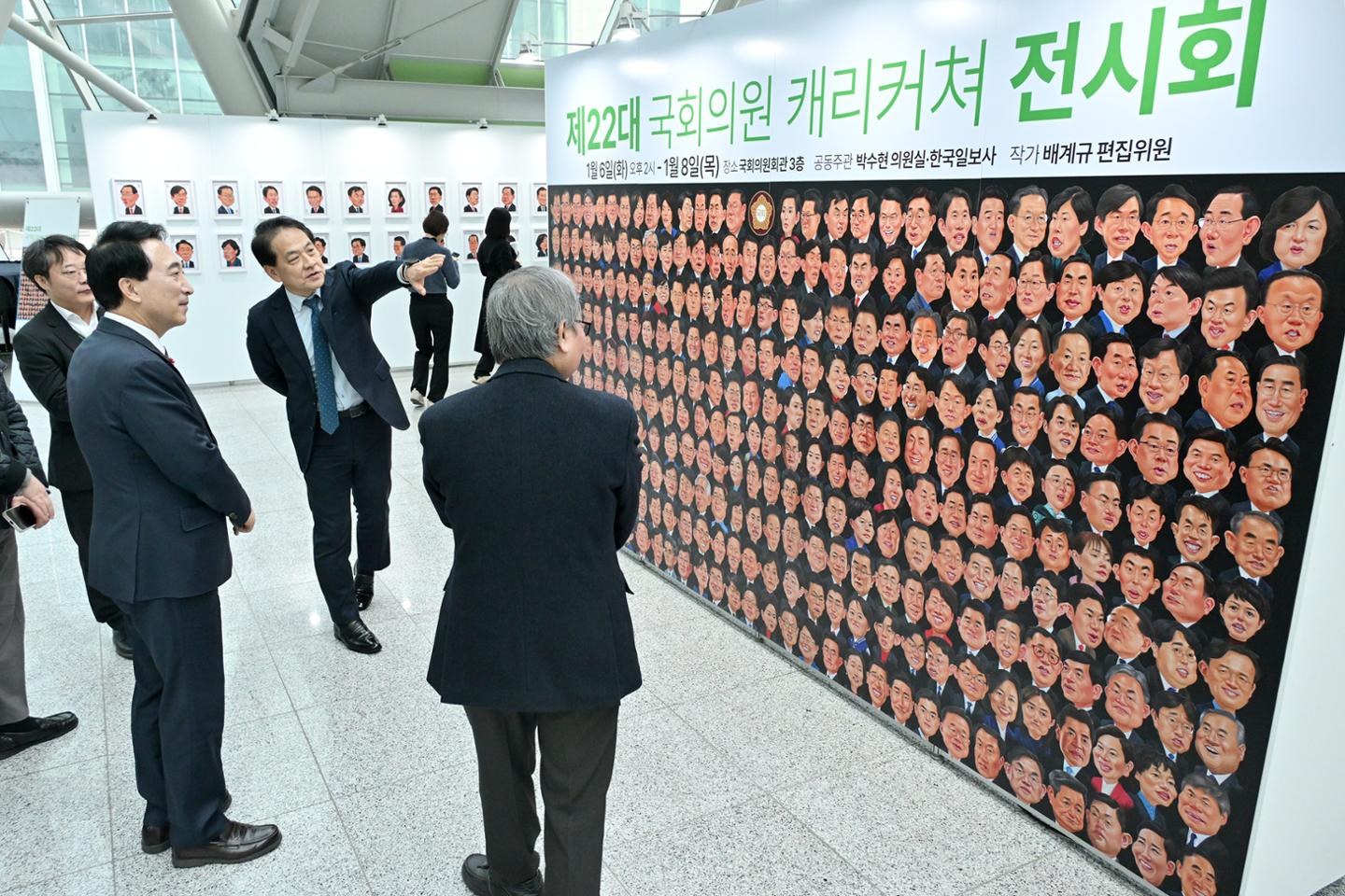 "내가 이렇게 생겼나" 빵 터진 의원들... '의원 캐리커처 전시회' 개막 - 뉴스 썸네일 이미지