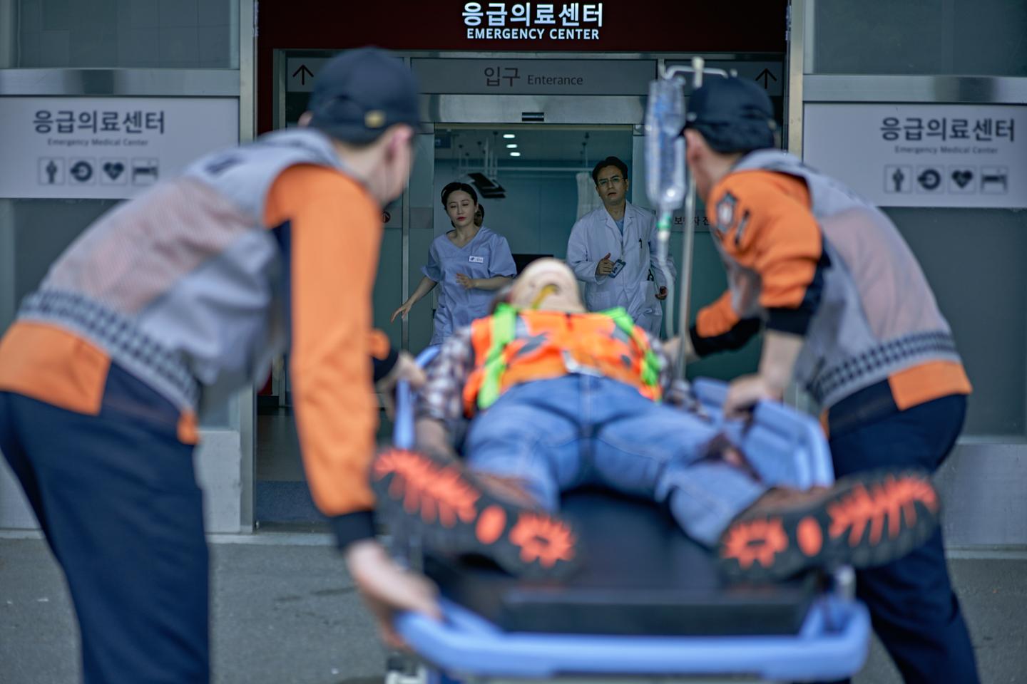 구조 대원들이 급류 실종자 수색 작업을 벌이는 모습