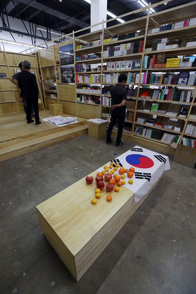 예술의 상업화에 브레이크… 다시, 사회를 껴안다
