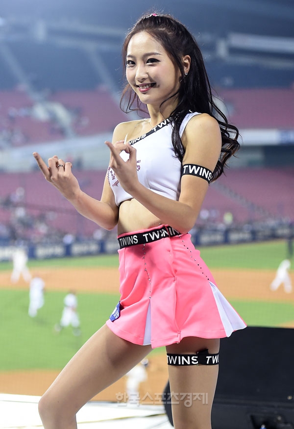 포토] LG 치어리더 김민지, 유혹의 손길~