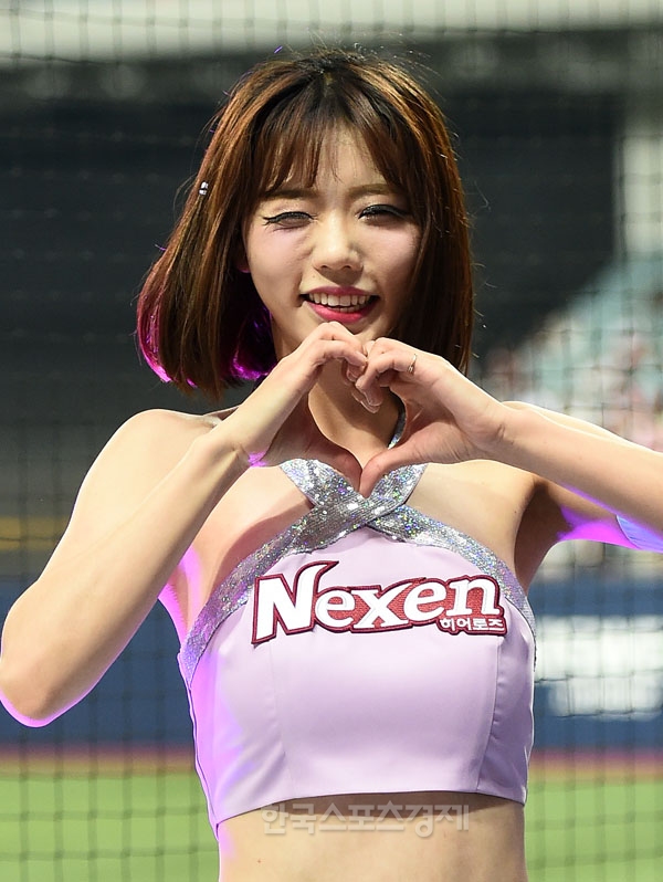 HS포토] 치어리더 윤시우, 윙크하며 귀여운 손하트~