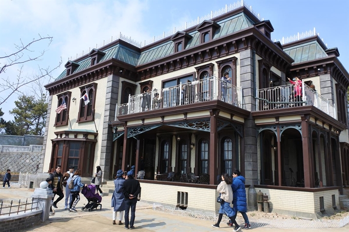 “글로리호텔 멀쩡하네” 되새겨 보는 ‘미스터 션샤인’ “글로리호텔 멀쩡하네” 직접 가본 ‘미스터 션샤인’ 촬영지