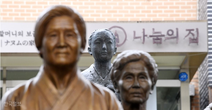 [저작권 한국일보] 지난 19일 경기 광주시 퇴촌면 나눔의 집에 돌아가신 할머니들의 흉상과 소녀상이 자리를 지키고 있다. 홍인기 기자