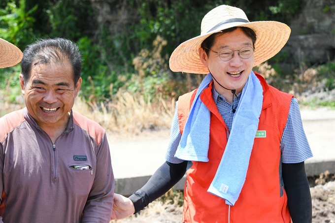 농촌 일손돕기에 나선 김경수(오른쪽) 경남지사가 1일 경남 의령군 부림면 마늘수확현장에서 농민의 어려움을 들으며 대화를 나누고 있다. 경남도 제공