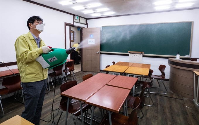 서울 양천구 목동에 있는 양정고등학교 학생 가족이 신종 코로나바이러스 감염증(코로나19) 확진 판정을 받으면서 목동 학원가에도 비상이 걸린 가운데 1일 오후 목동 한 학원에서 양천구 관계자가 방역 작업을 하고 있다.연합뉴스