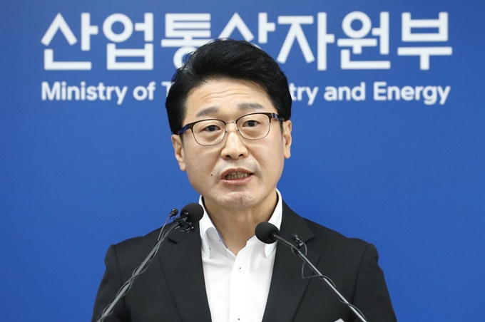 정부가 일본의 수출규제에 대해 2일 공식 입장을 내놓을 예정이다. 세계무역기구(WTO) 제소절차 재개 등의 후속 조치를 검토할 것으로 보인다. 사진은 지난 달 12일 정부세종청사에서 일본 수출규제 관련 대응현황 및 향후 계획을 브리핑하는 이호현 산업통상자원부 무역정책관. 연합뉴스