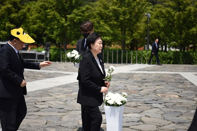 한명숙 전 국무총리가 지난달 23일 오전 경남 김해시 봉하마을에서 열린 고(故) 노무현 전 대통령 서거 11주기 추도식에서 헌화하고 있다. 노무현재단 제공