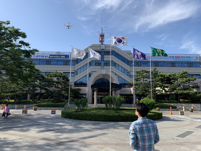 아산시 직원이 재난재해 현장에서 활용할 드론을 시험운전하고 있다. 아산시 제공