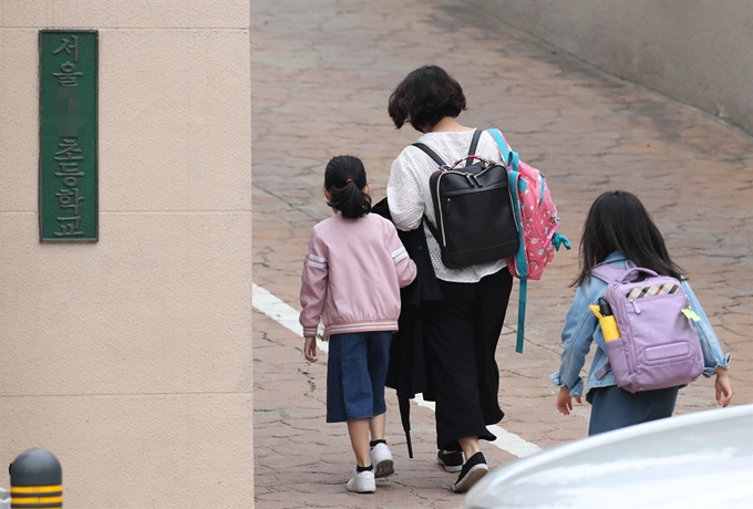 2일 오전 서울의 한 초등학교에서 어린이가 교내로 들어가고 있다. 연합뉴스