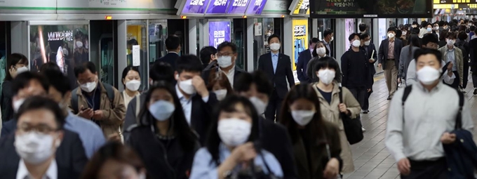 혼잡지하철 이용객 마스크 사용 의무화 시행 첫날인 지난달 13일 서울 지하철 2호선 을지로입구역에서 출근시간 마스크를 착용한 시민들이 열차에서 내리고 있다. 연합뉴스