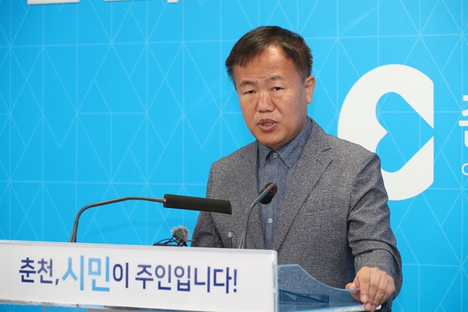 이재수 춘천시장이 2일 오전 시청 브리핑룸에서 국방부에 캠프페이지(옛 미군기지) 토양오염에 대한 전면 재조사를 요구하는 기자회견을 갖고 있다. 춘천시 제공