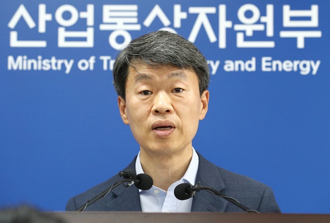 우리 정부가 2일 일본의 수출규제 조치에 대해 WTO 제소 절차를 재개하기로 했다. 사진은 지난 1일 정부세종청사에서 브리핑하는 나승식 산업통상자원부 무역투자실장. 세종=연합뉴스