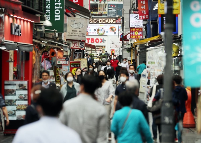 직장인과 시민들이 2일 마스크를 쓴 채 서울 명동 거리를 걷고 있다. 연합뉴스