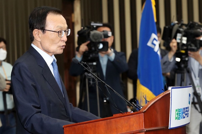 이해찬 더불어민주당 대표가 2일 오전 서울 여의도 국회에서 열린 의원총회에서 인사말을 하고 있다. 뉴스1